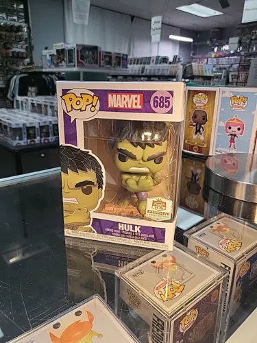 Funko Pop! Vinyl: Marvel Hulk Funko Flagship Store (Exclusive) #685 w/ Protector