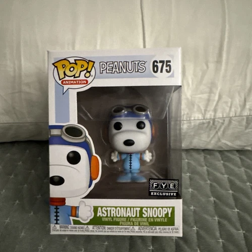Funko Pop! Vinyl: Peanuts - Astronaut Snoopy - FYE (Exclusive) #675 W Protector