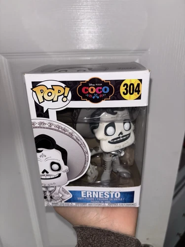 Funko Pop! Vinyl: Pixar - Movies: Coco:  Ernesto de la Cruz -  #304 w/protector