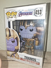FUNKO POP! Avengers 453 Thanos mit Handschuh und Waffe Schwert Anzug PROTECTOR