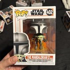 Funko Pop THE MANDALORIAN WITH GROGU AND PIN Amazon Exclusive Star Wars #402