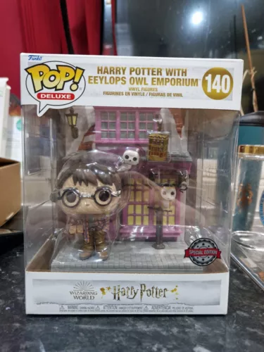 Funko Pop! Deluxe #140 - Harry Potter With Eeylops Owl Emporium - Exclusive