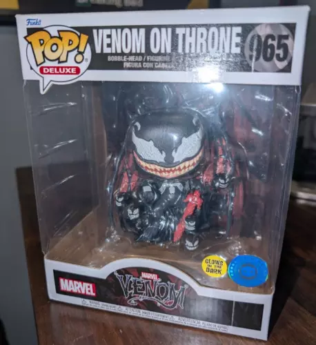 Marvel Funko Pop Deluxe Venom On Throne Exclusive GITD Bobblehead #965